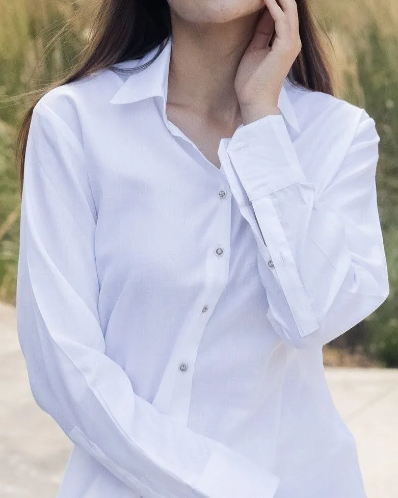 Detail of crisp white cotton poplin fabric for professional summer dresses